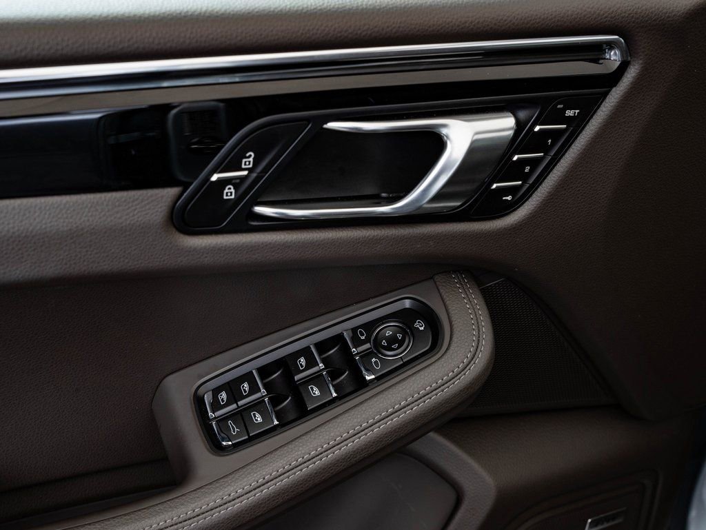 Certified 2025 Porsche Macan AWD/4WD image 24