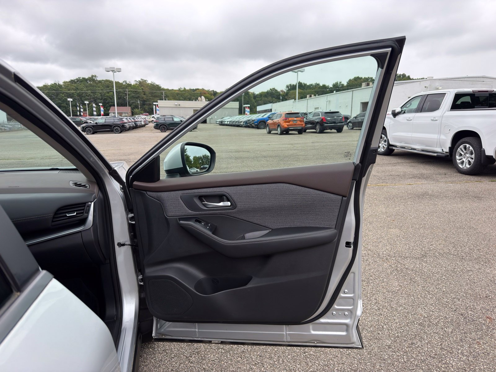 Used 2023 Nissan Rogue SV AWD/4WD image 34