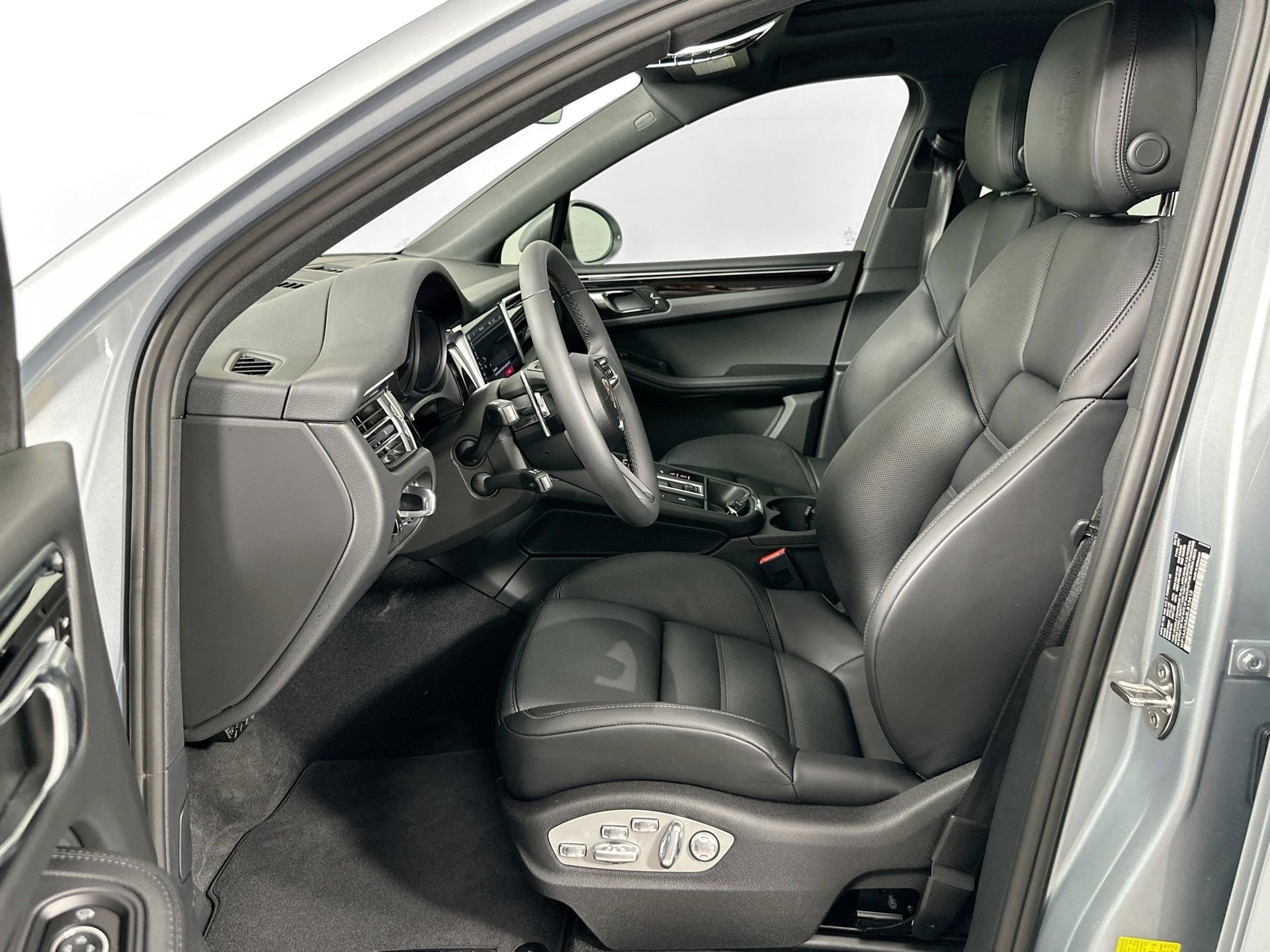 Certified 2025 Porsche Macan image 5