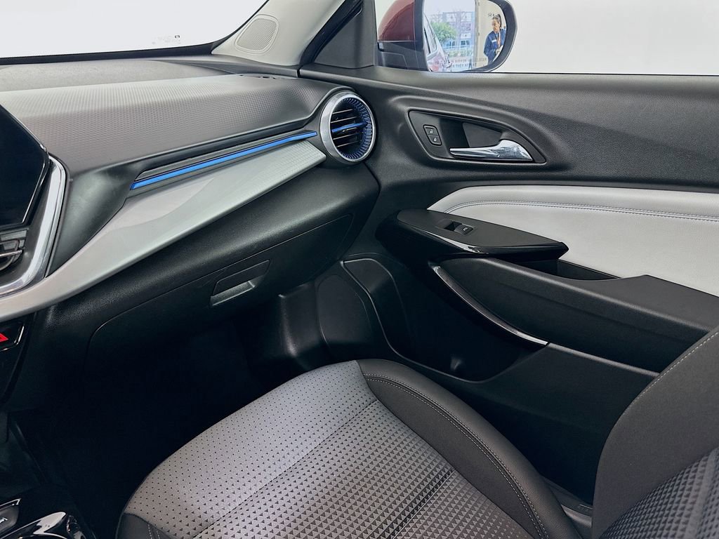 Used 2024 Chevrolet Trax LT w/ Sunroof Package image 23