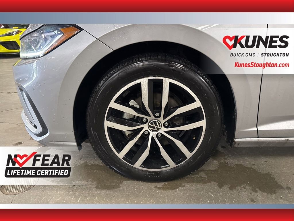 Used 2025 Volkswagen Jetta SE image 16