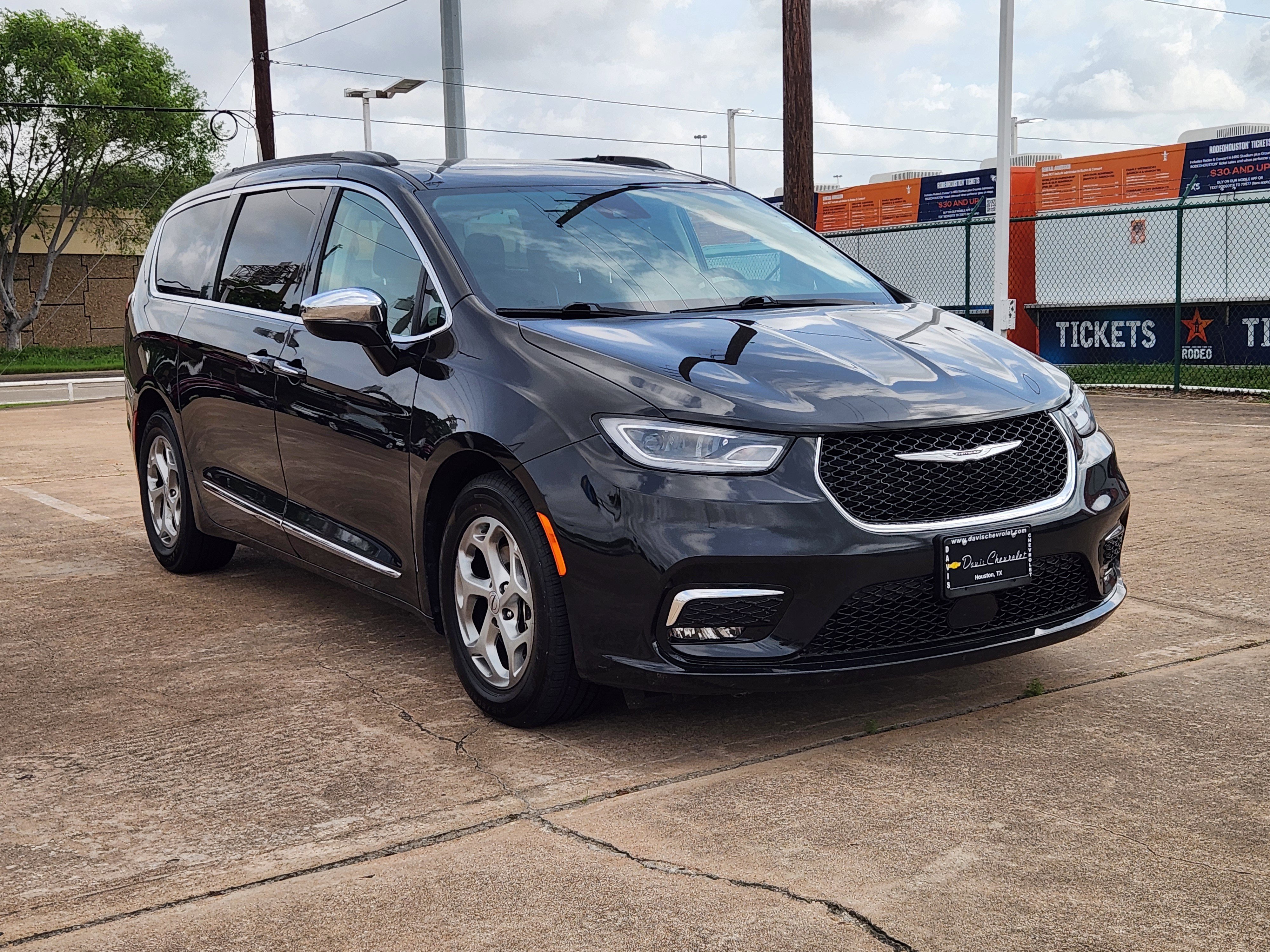 Used 2023 Chrysler Pacifica Limited FWD image 4
