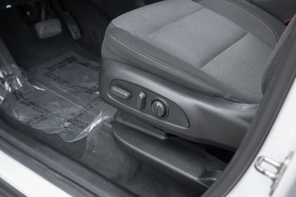 Used 2023 Chevrolet Traverse LT FWD image 18