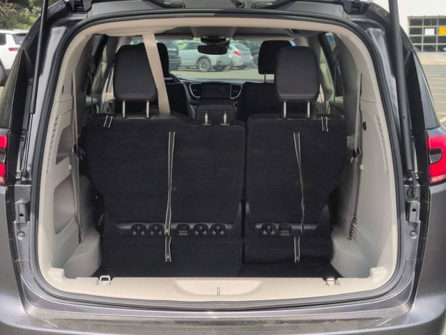 Used 2023 Chrysler Pacifica Touring-L FWD image 6