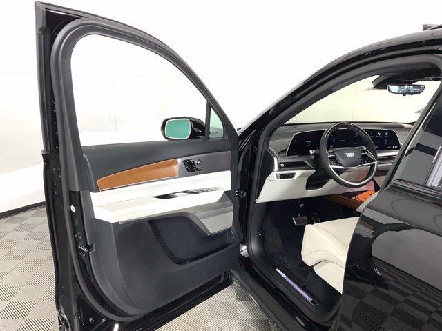 New 2026 Cadillac Vistiq Luxury w/ LPO, Floor Liner Package AWD/4WD image 24