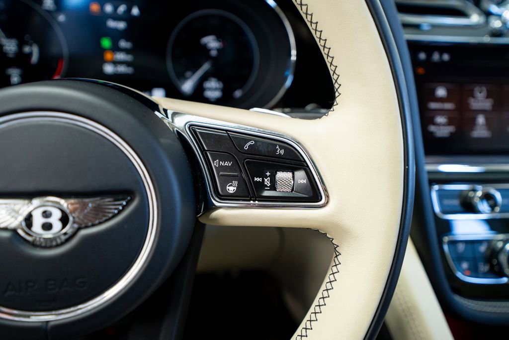 Used 2021 Bentley Bentayga Plug-In Hybrid image 38