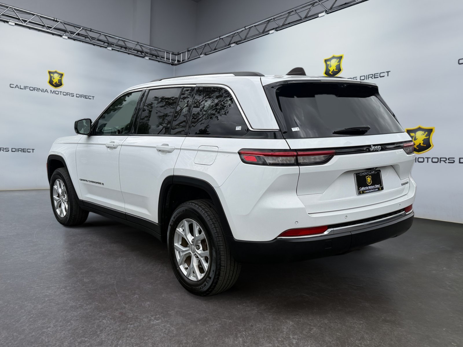 Used 2023 Jeep Grand Cherokee Limited w/ Luxury Tech Group II RWD image 3