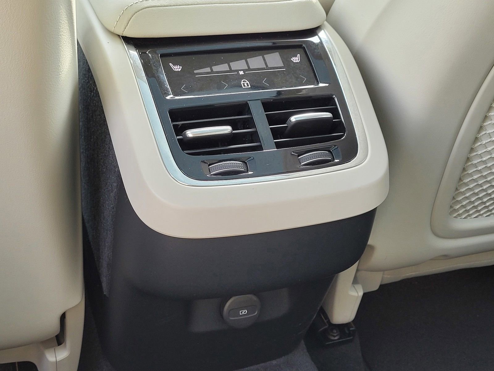 Certified 2023 Volvo XC60 B6 Ultimate w/ Climate Package image 14