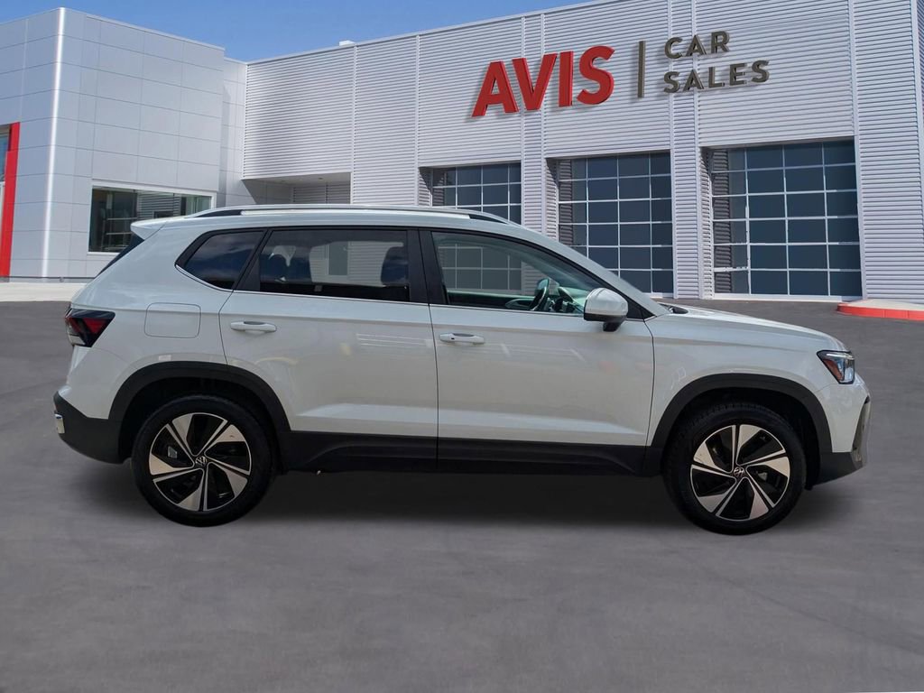 Used 2025 Volkswagen Taos SE AWD/4WD image 5
