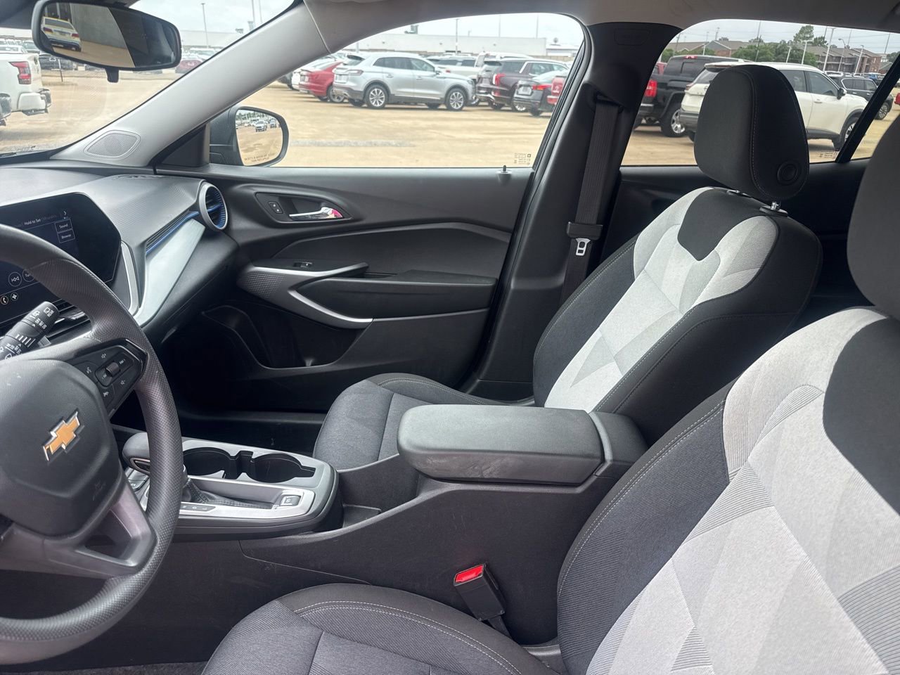 Used 2025 Chevrolet Trax LS image 40