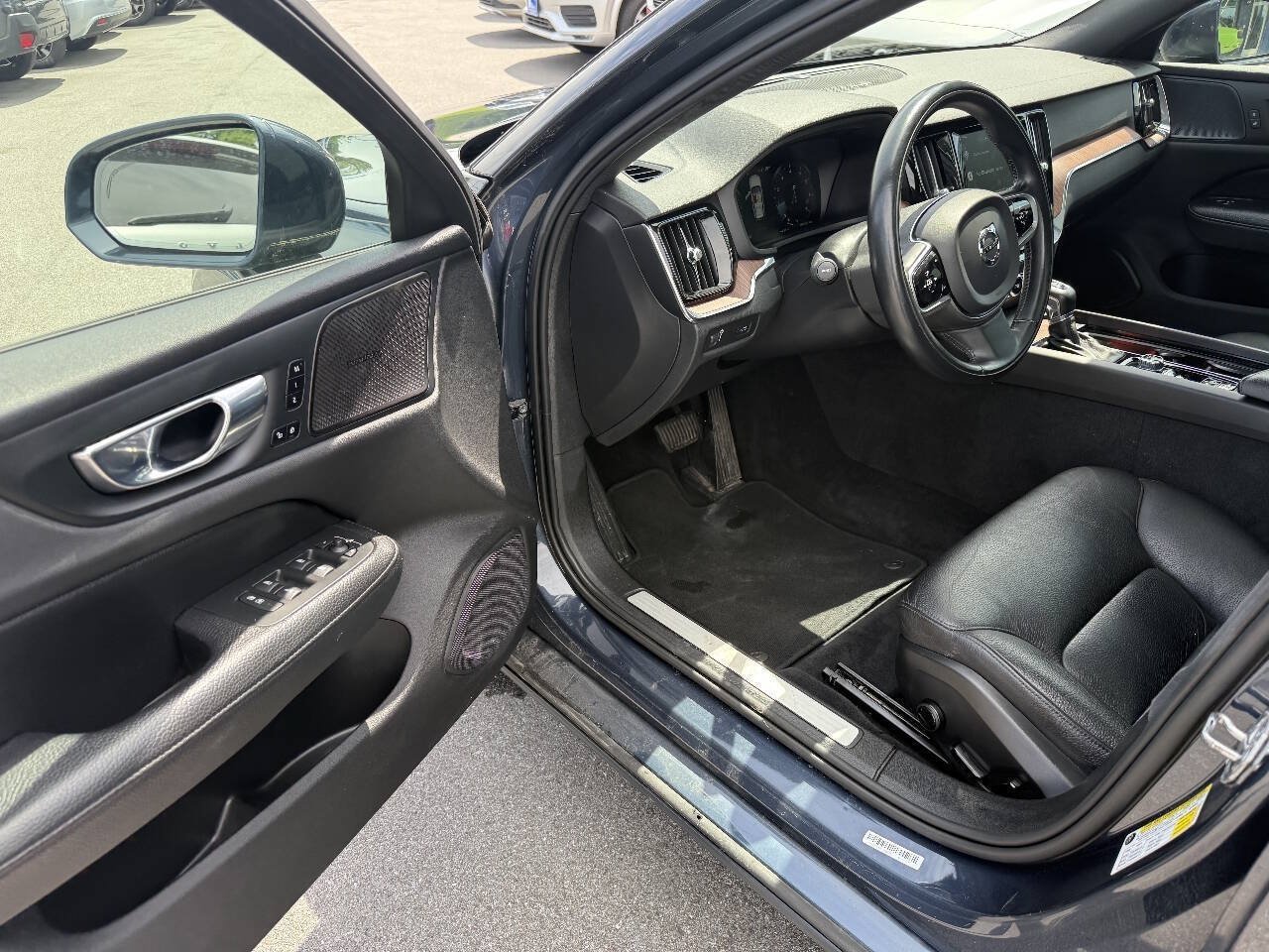 Used 2020 Volvo V60 T5 Momentum FWD image 22