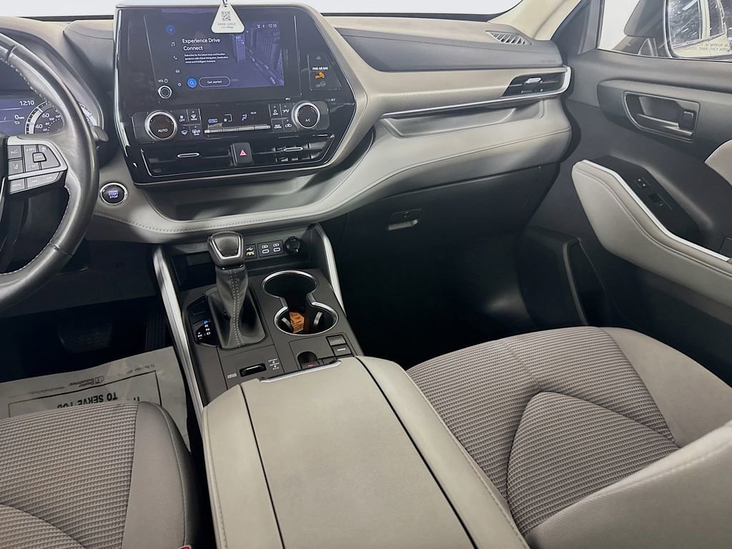 Used 2023 Toyota Highlander LE FWD image 26