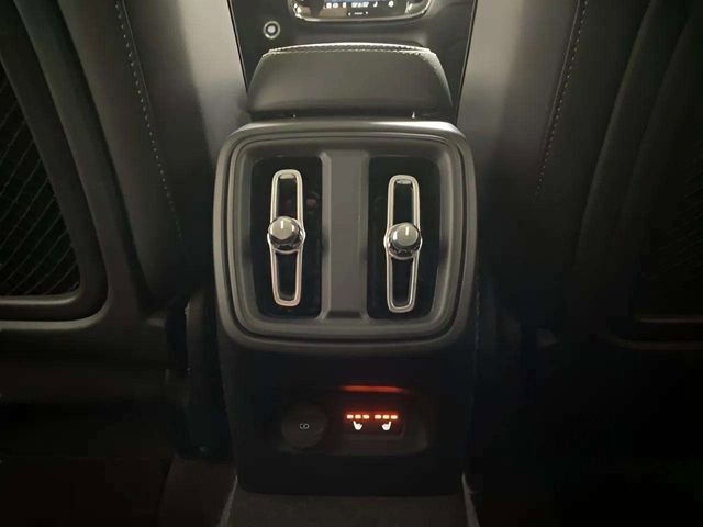 Used 2025 Volvo XC40 B5 Plus image 71