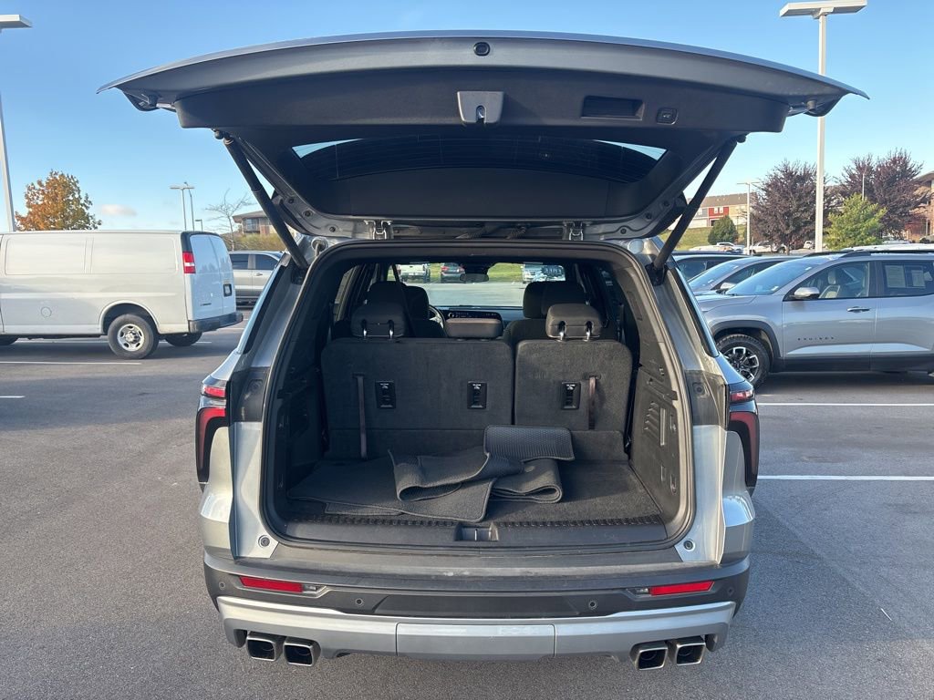 Used 2025 Chevrolet Traverse LT image 12