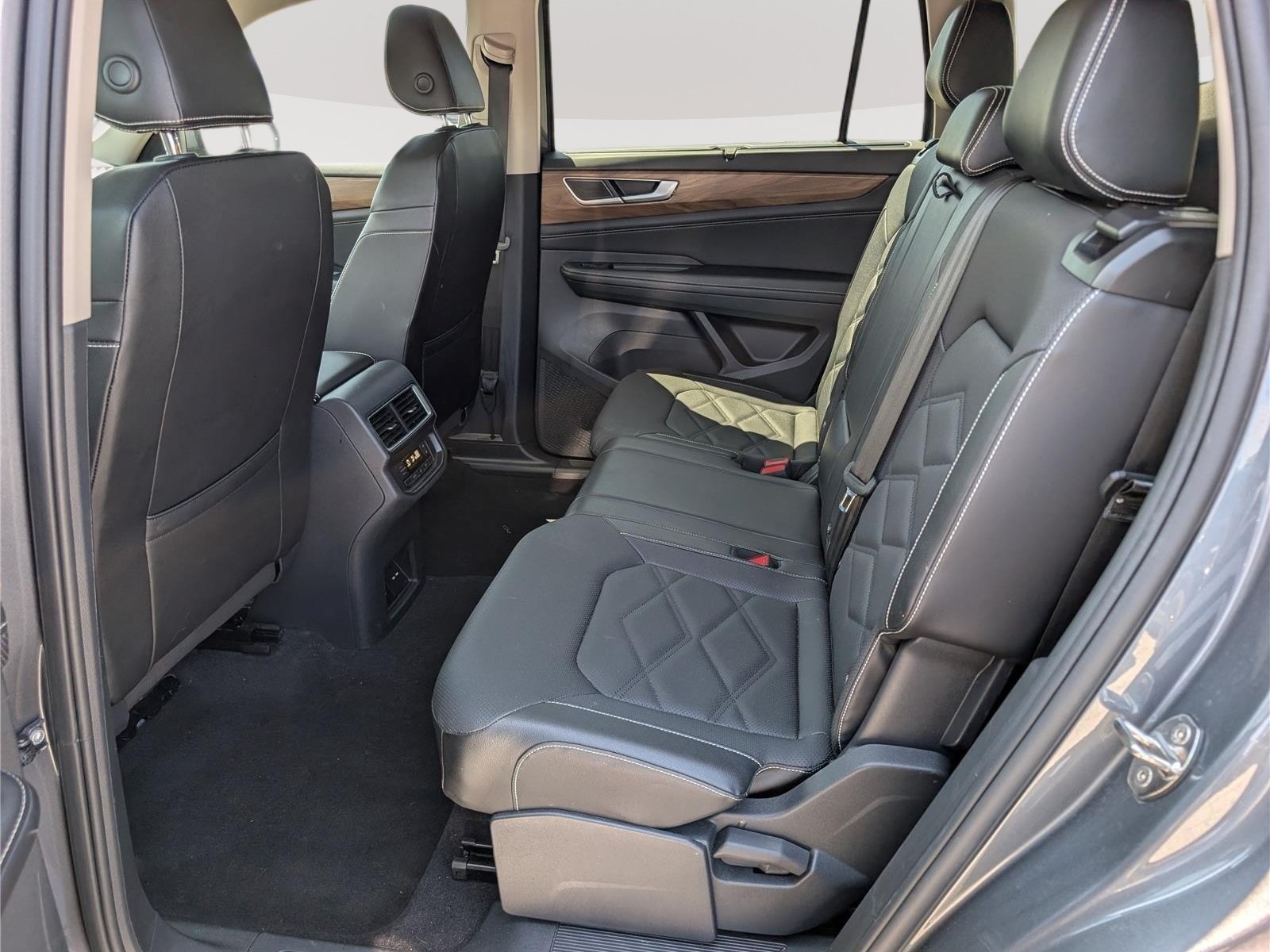 Used 2025 Volkswagen Atlas SE AWD/4WD image 17