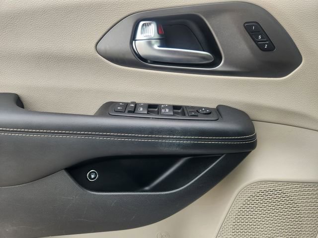 Used 2023 Chrysler Pacifica Touring-L FWD image 17