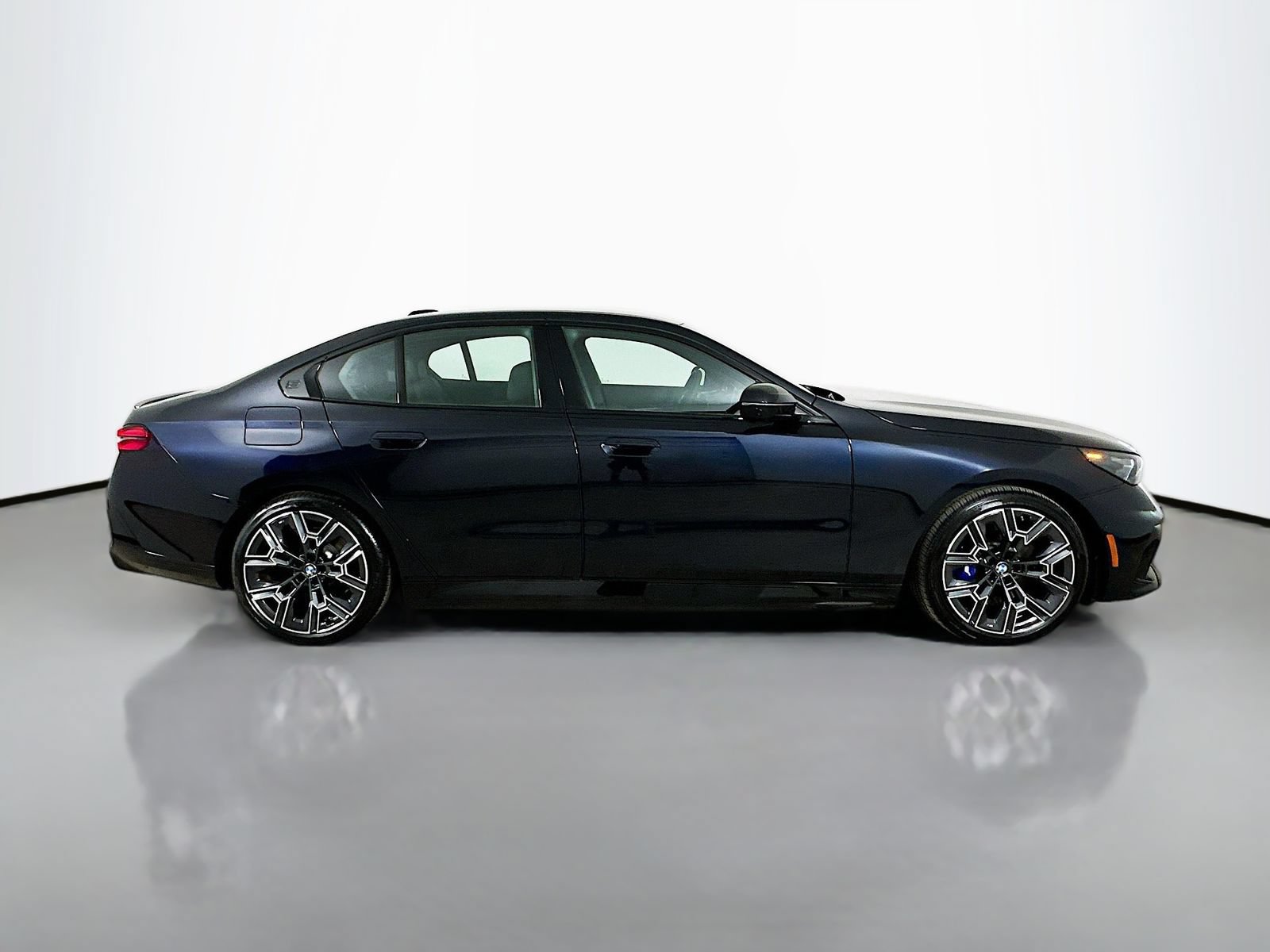 New 2026 BMW i5 eDrive40 w/ M Sport Package AWD/4WD image 4