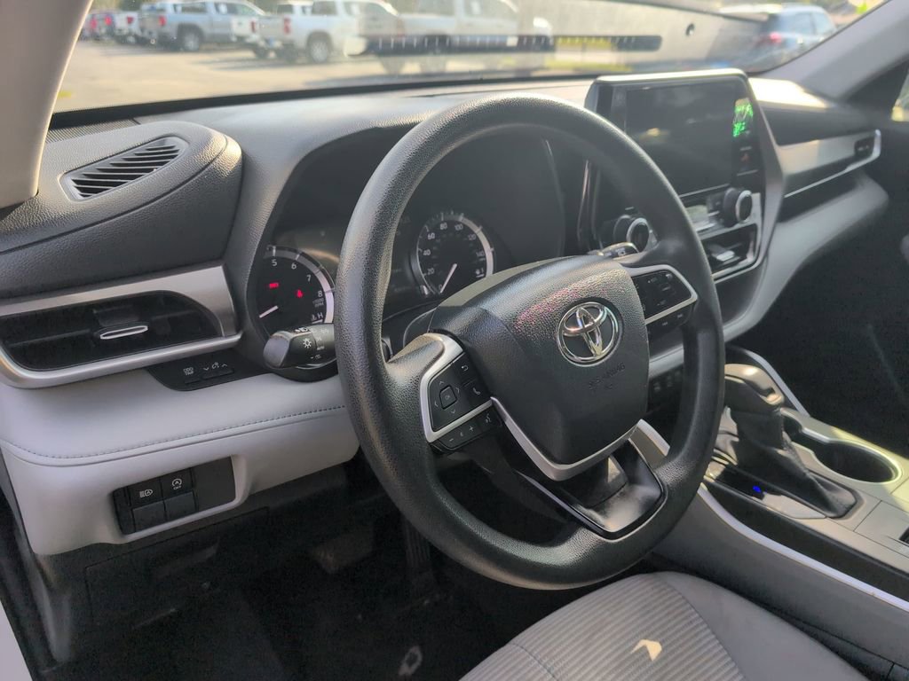 Used 2023 Toyota Highlander L FWD image 30