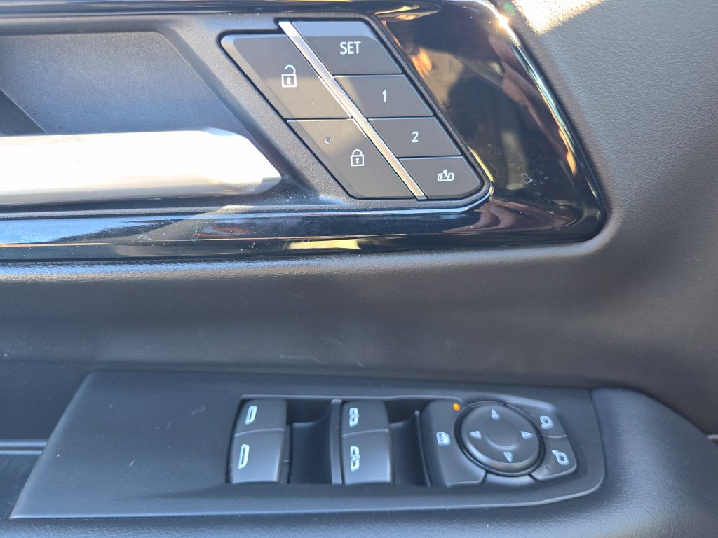 Used 2025 Chevrolet Suburban LT AWD/4WD image 32
