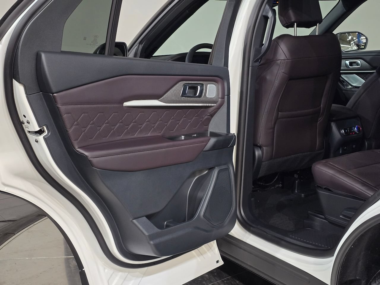 New 2026 Ford Explorer Platinum w/ LUX Leather Package AWD/4WD image 38