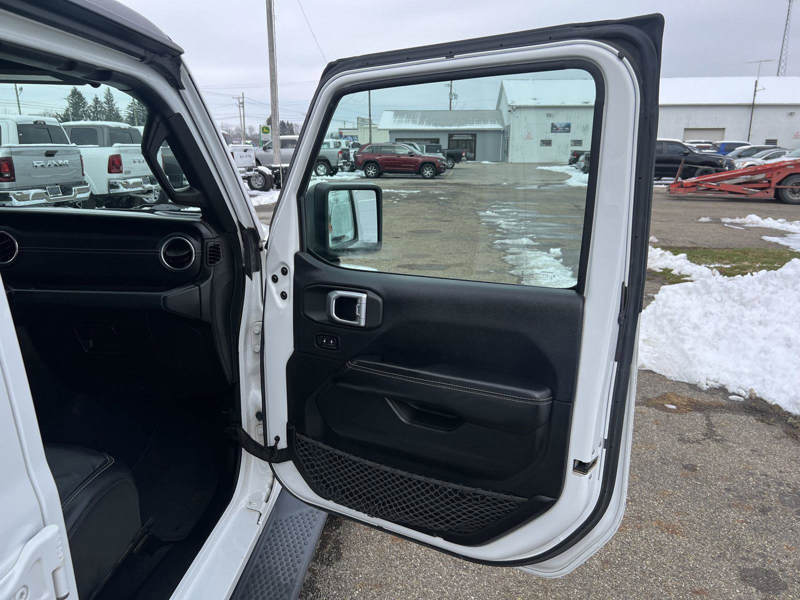Used 2018 Jeep Wrangler Unlimited Sahara image 26