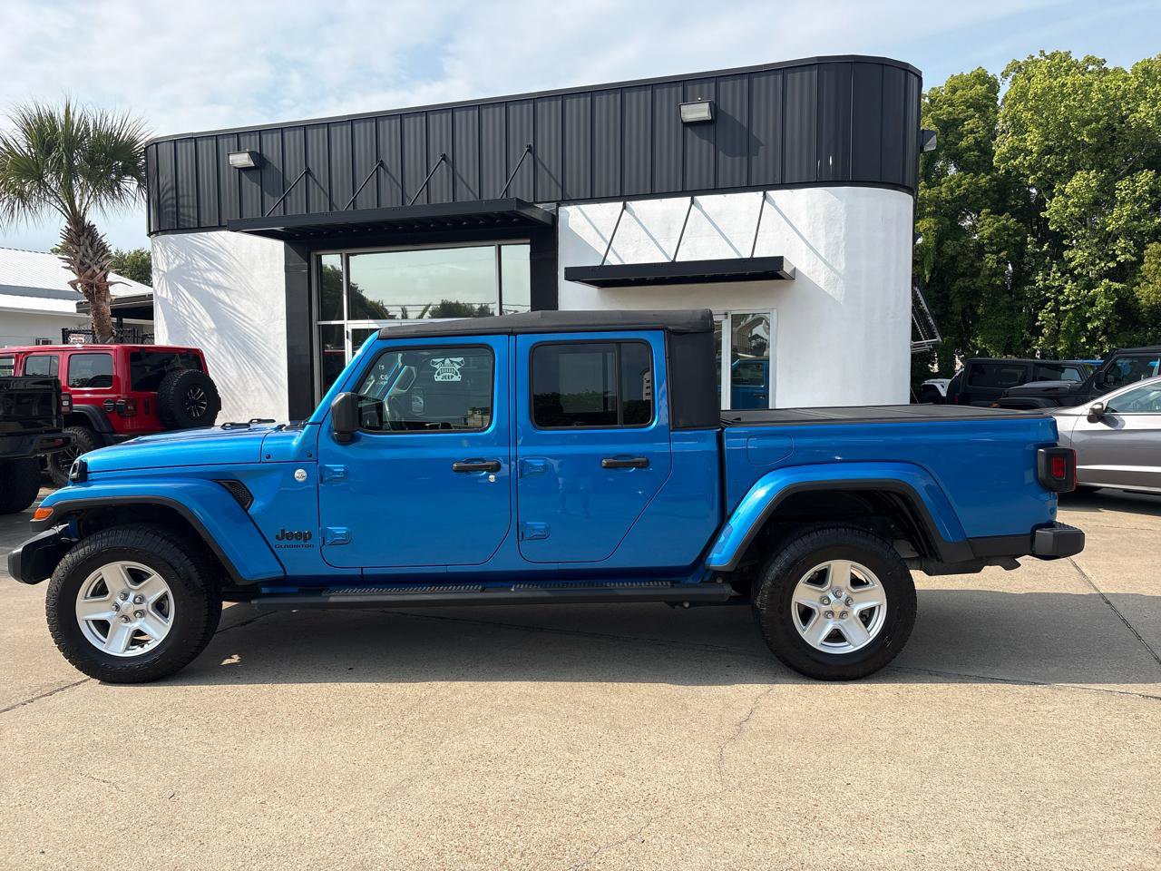Used 2021 Jeep Gladiator Sport AWD/4WD image 2