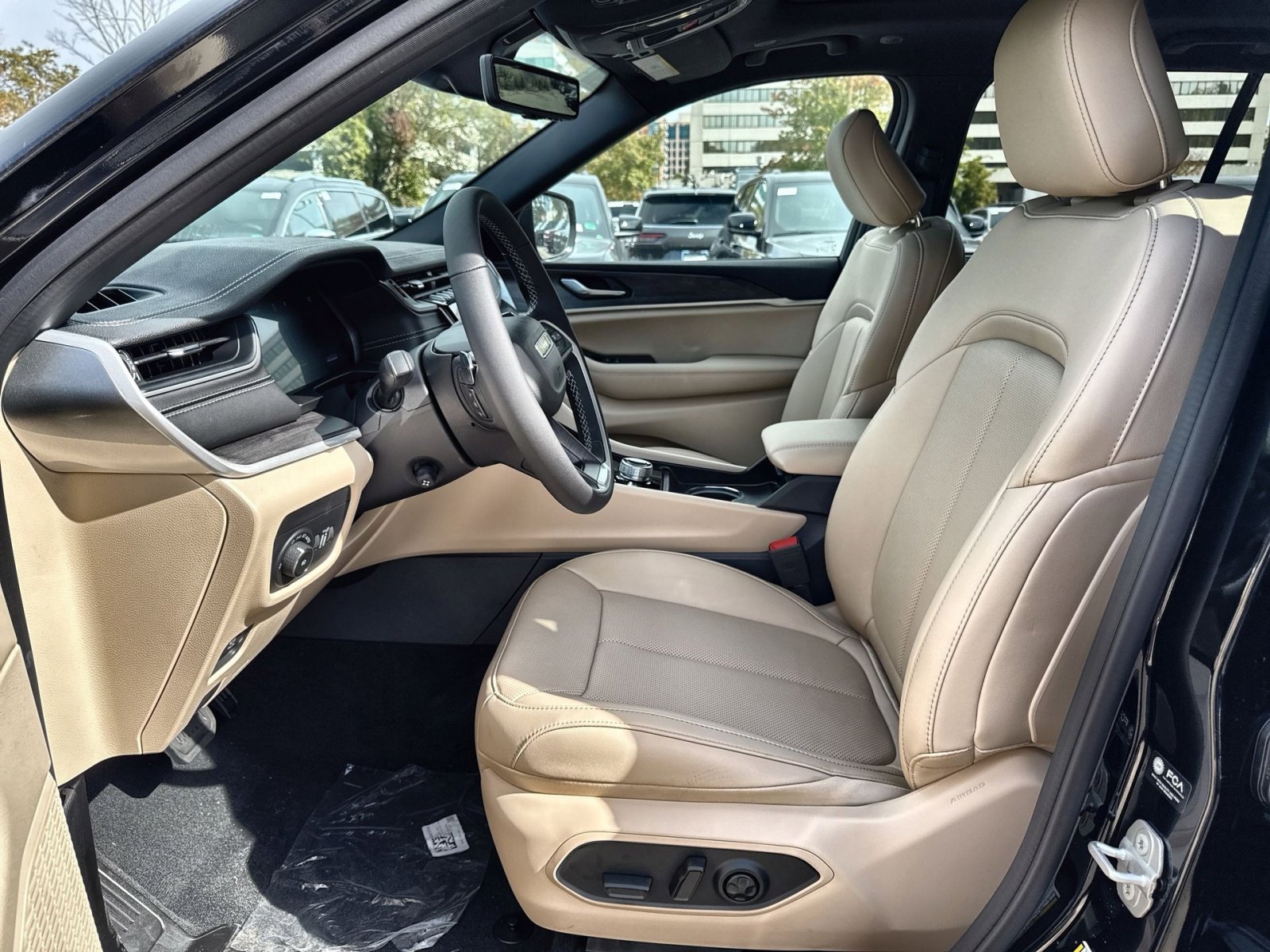 New 2025 Jeep Grand Cherokee Limited w/ Luxury Tech Group II image 13