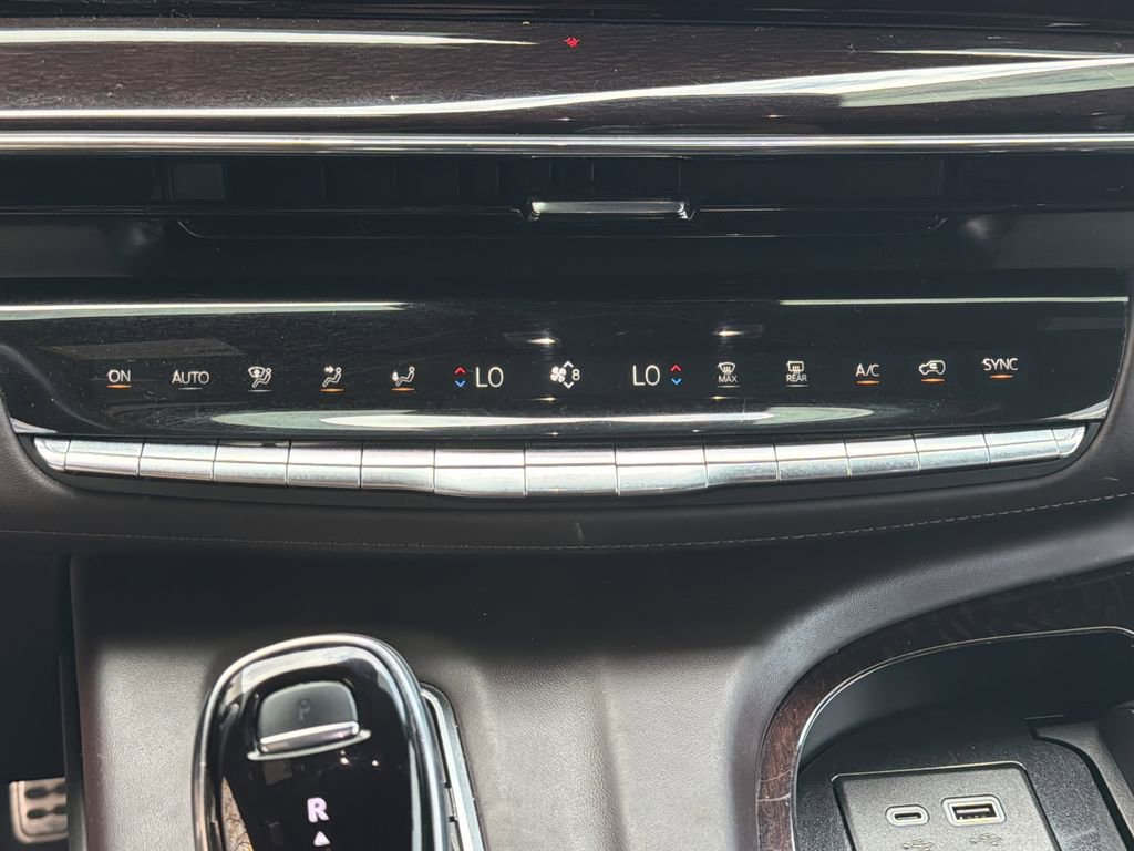 Used 2024 Cadillac Escalade Premium Luxury Platinum w/ Heavy-Duty Trailer Package image 35