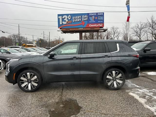 Used 2025 Mitsubishi Outlander SE image 6