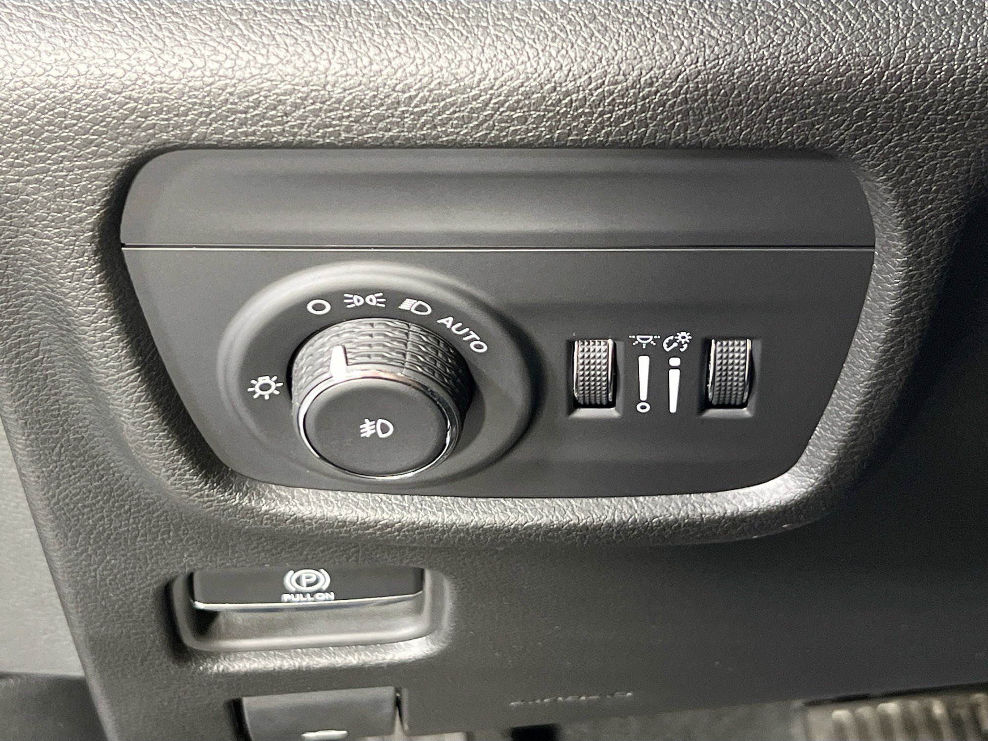 Used 2023 Jeep Grand Cherokee Limited w/ Black Appearance Package image 10