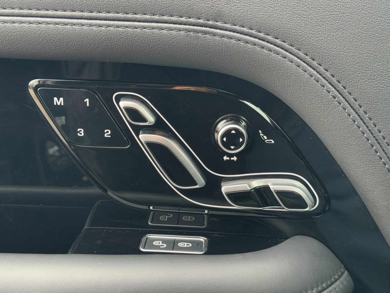 Used 2020 Land Rover Range Rover HSE image 18