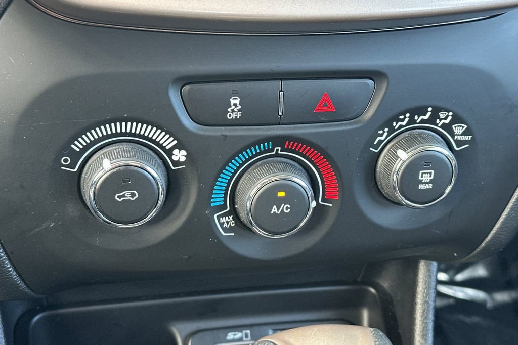 Used 2016 Jeep Cherokee Sport FWD image 19