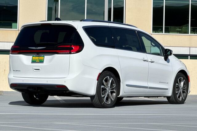 New 2026 Chrysler Pacifica Pinnacle image 4