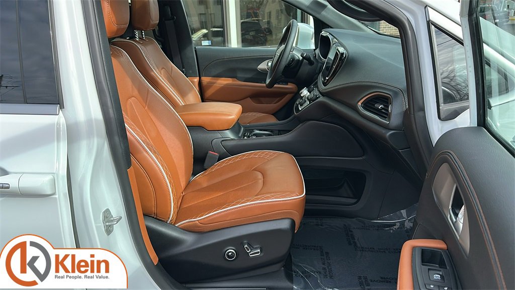 Used 2024 Chrysler Pacifica Pinnacle w/ Trailer Tow Group image 34