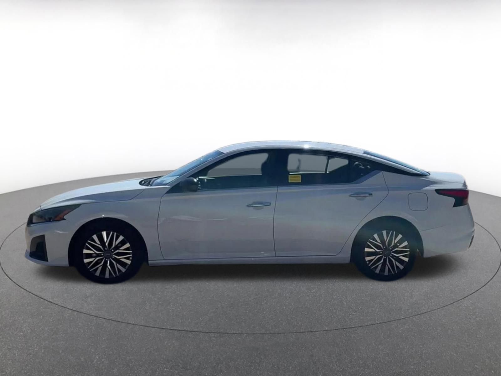 Used 2025 Nissan Altima 2.5 SV FWD image 9
