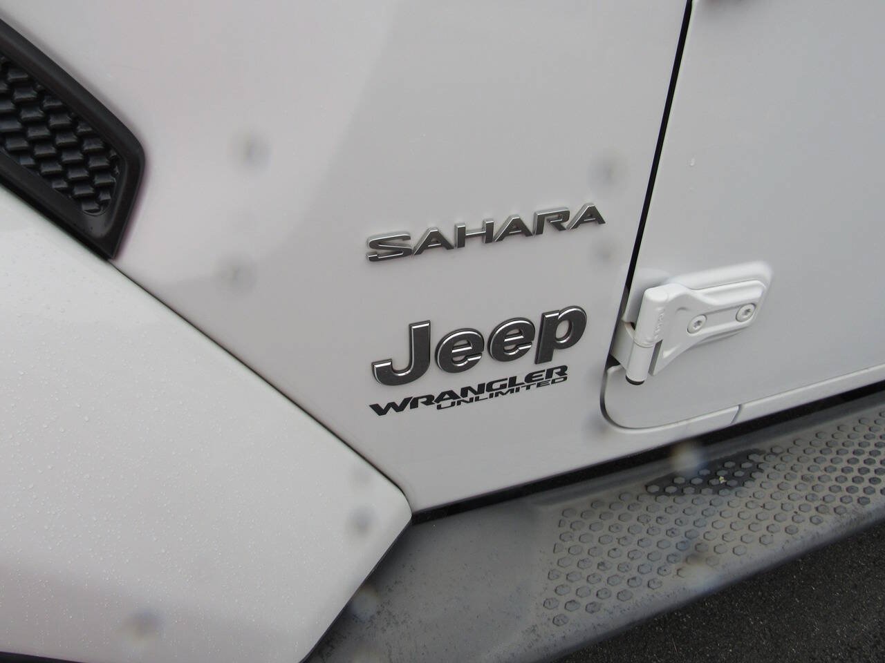 Used 2018 Jeep Wrangler Unlimited Sahara AWD/4WD image 10