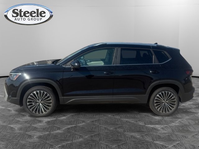 New 2026 Volkswagen Taos SE FWD image 2