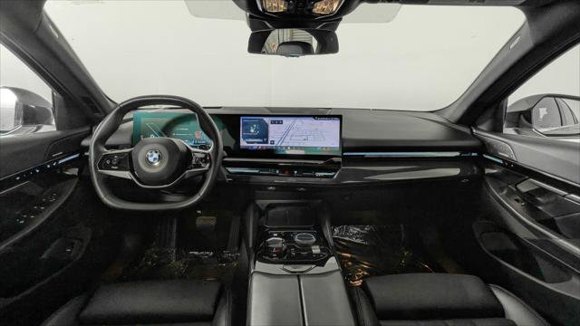 Used 2025 BMW 530i w/ Premium Package RWD image 31