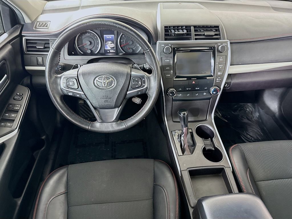 Used 2017 Toyota Camry SE w/ Moonroof Package FWD image 3