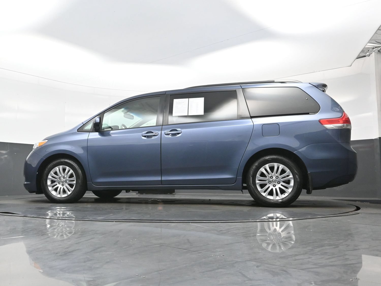 Used 2014 Toyota Sienna XLE FWD image 25