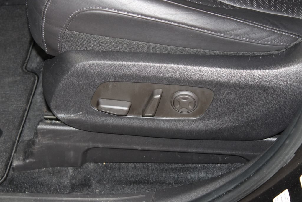 Used 2025 Kia Carnival FWD image 14