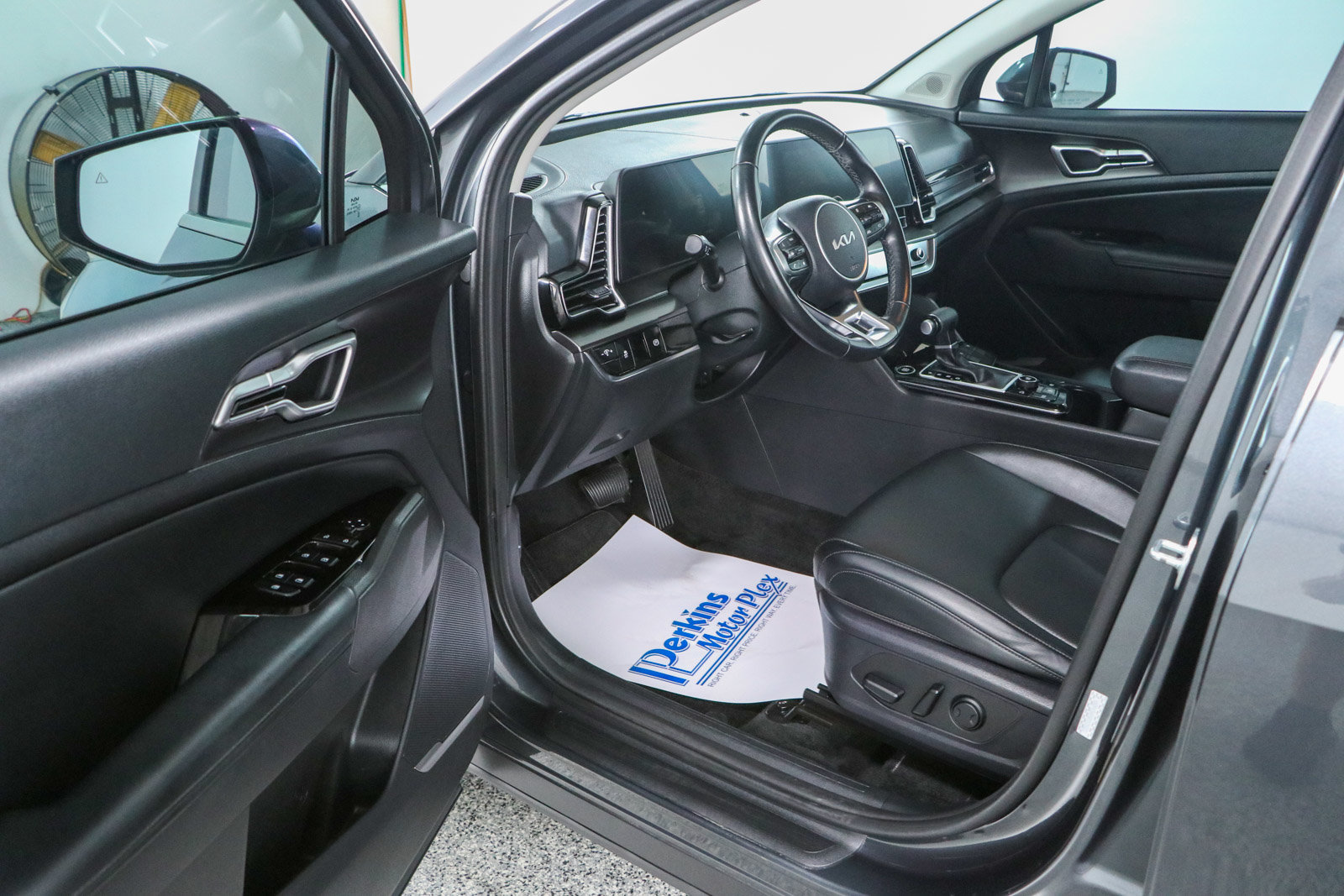 Used 2023 Kia Sportage EX FWD image 3
