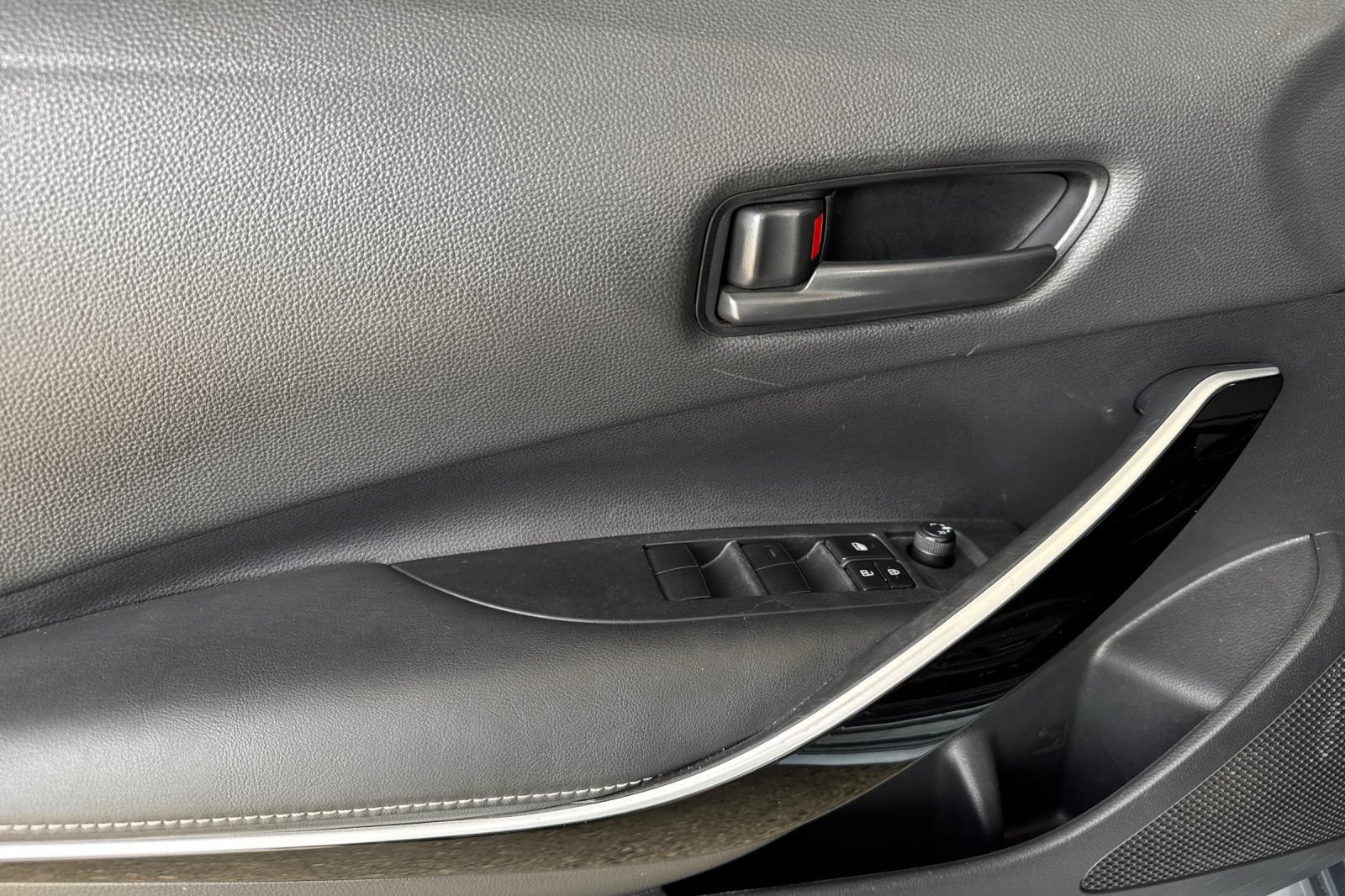 Used 2022 Toyota Corolla LE FWD image 11