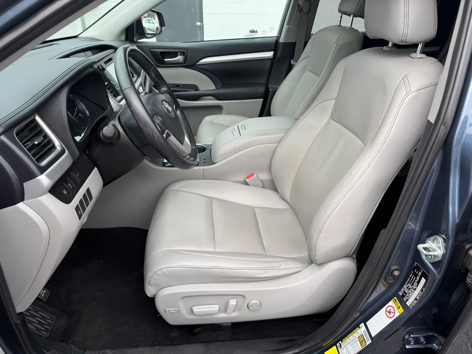 Used 2019 Toyota Highlander XLE AWD/4WD image 13