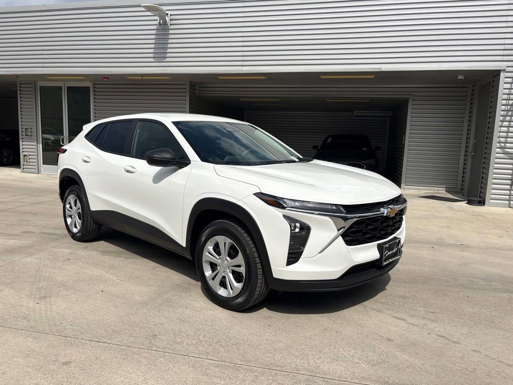 Used 2025 Chevrolet Trax LS FWD image 3