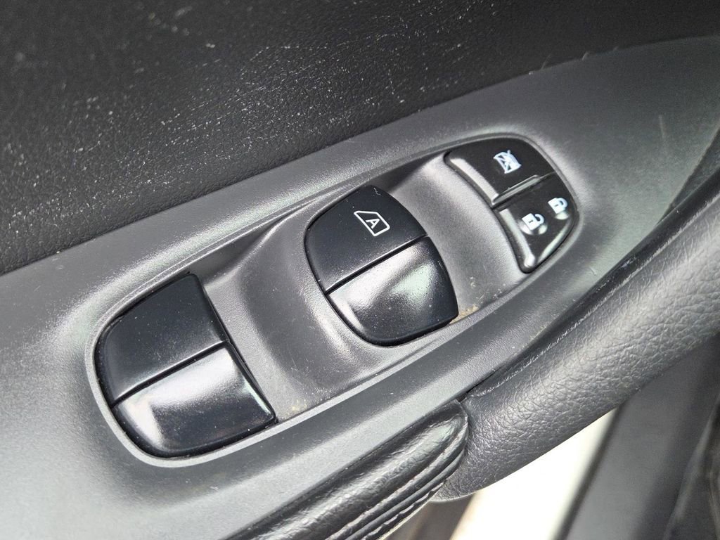 Used 2016 Nissan Rogue SV image 29