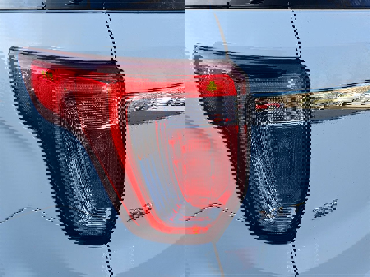 Used 2017 Ford Explorer XLT image 34