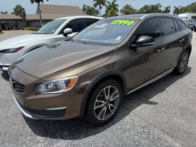 Used 2018 Volvo V60 T5 Cross Country AWD/4WD image 3