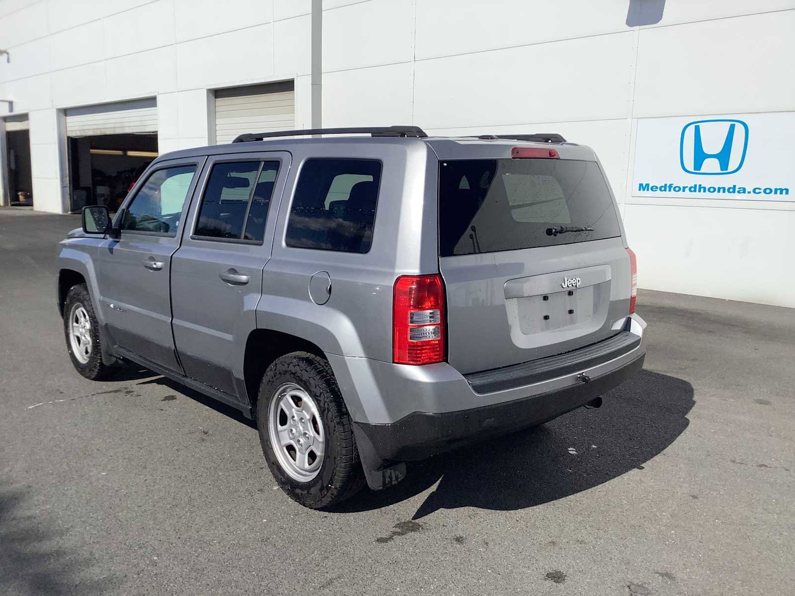 Used 2016 Jeep Patriot Sport w/ Power Value Group FWD image 3