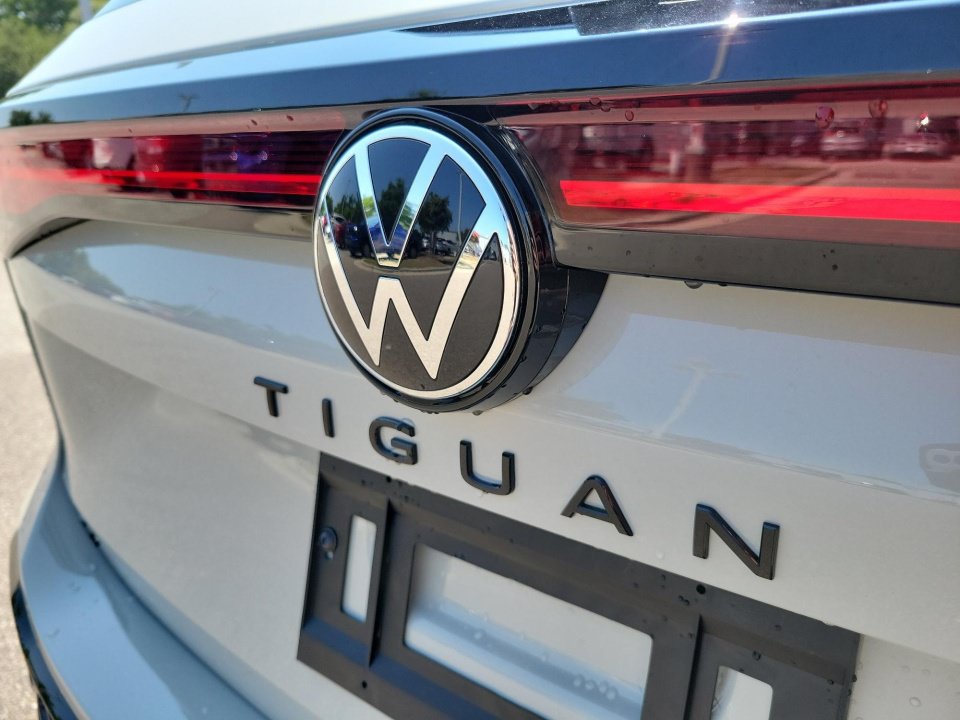 New 2026 Volkswagen Tiguan SE R-Line FWD image 14